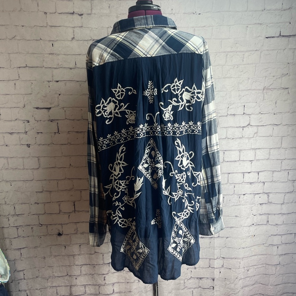 Kyla SEO size large long sleeve button down shirt with embroidered back